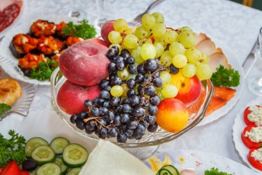 Meyve tabağı masanın üzerine