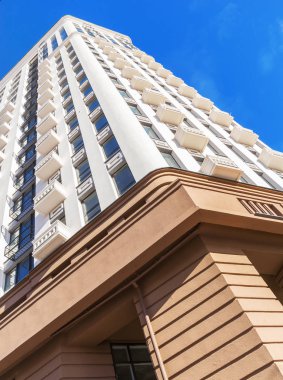 Uzun boylu evinin altında bir köşesindeki yukarı doğru