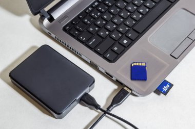 Bellek kartı, dizüstü bilgisayar ve sabit disk