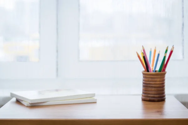 Hintergrund mit Bleistiften, Notizbüchern und Fenster — Stockfoto