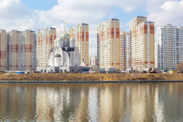 Bau einer orthodoxen Kirche in einem neuen Mikroviertel, krasn — Stockfoto