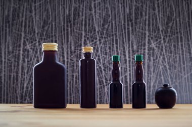 Koyu cam şişebir dizi