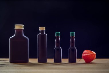 Koyu arka plan üzerinde koyu şişeler