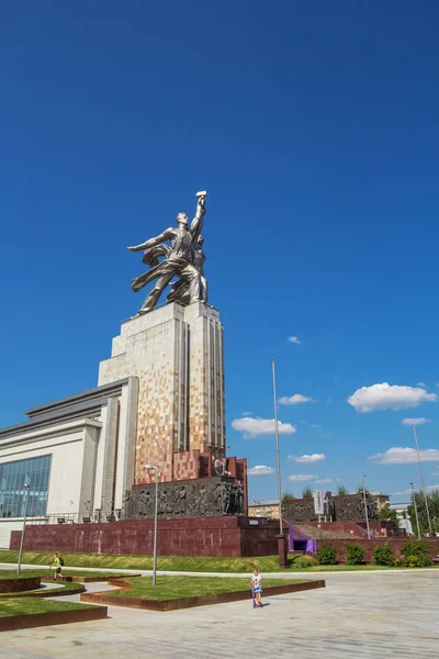 Moskou, Rusland-18 augustus 2018. Vdnh, arbeider en Kolkhoz vrouw — Stockfoto