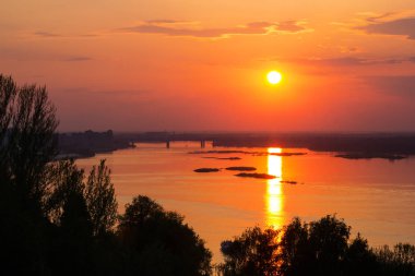 Nizhny Novgoro nehir ve köprü üzerinde güzel gün batımı