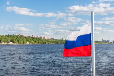 Volga Nehri ve şehir o arka planda Rus bayrağı