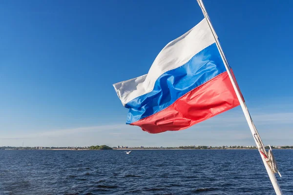 Nehrin arka planında ve kıyıda Rus bayrağı