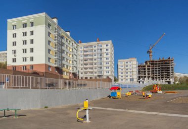 Oyun alanı ile yapım aşamasında olan konut binaları