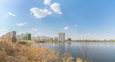 Göl üzerinde sakin yerleşim alanı