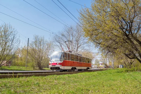 Eléctrico vermelho em movimento em Nizhny Novgorod — Fotografia de Stock