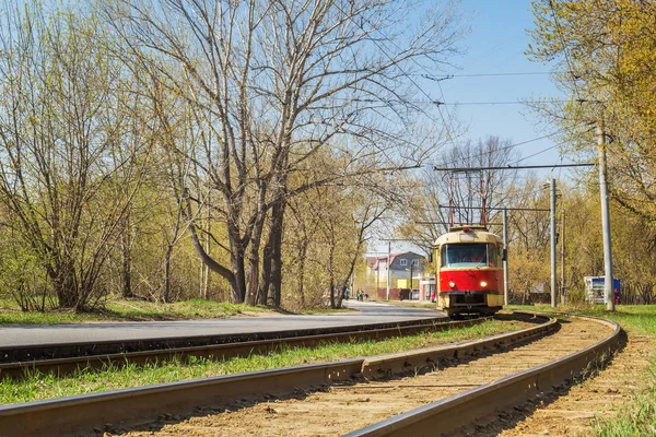 Tramways et tramway rouge au loin — Photo