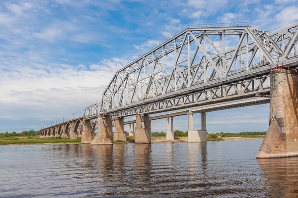 Автомобільний міст через річку Волга в Нижньому Новгороді — стокове фото