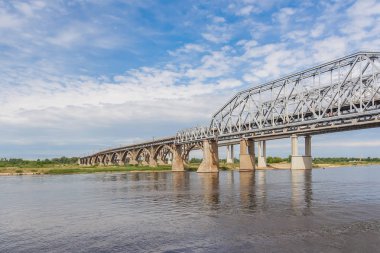 Su yansıması ile Volga Nehri üzerinde Köprü, Nizhny Kasım