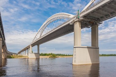 Volga, Nizhny Nov genelinde bir otomobil köprüsü perspektifi