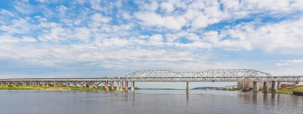 Панорама мосту через річку Волга в Нижньому Новгороді — стокове фото
