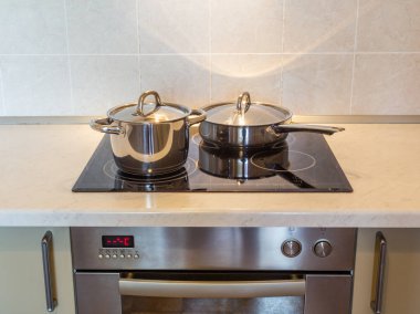 Çelik tencere ve soba üzerinde tava