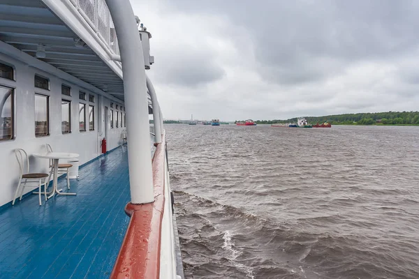 비오는 날씨에 배의 빈 갑판 — 스톡 사진