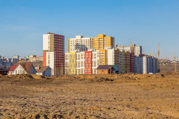 Neue Häuser in einem neu gebauten Viertel — Stockfoto