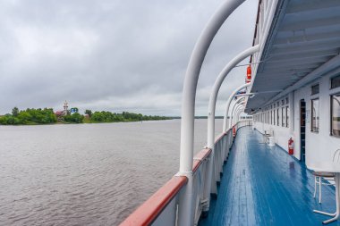 Kilise manzaralı yolcu gemisinin güvertesinde