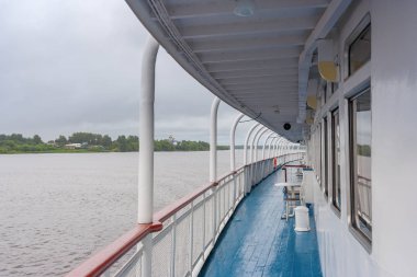 Geminin güvertesinde kasvetli hava