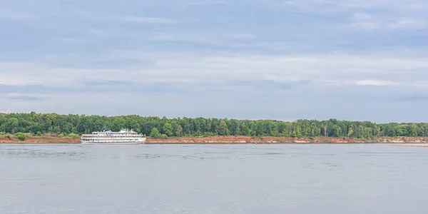 Le bateau à moteur est sur la rivière le long de la forêt — Photo