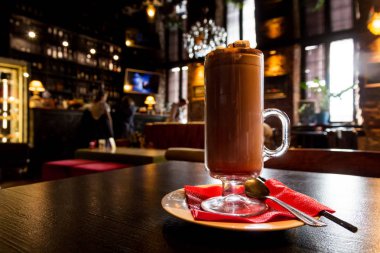 Bir kafede kakao ile Fincan