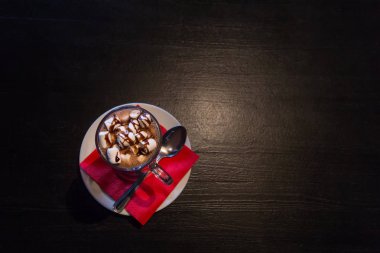 Kakaolu ve şekerli bir fincan.