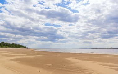 Volga, Samara bölgesinin kıyısında büyük kumlu plaj