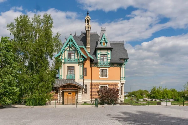 Hermosa casa en el parque — Foto de Stock