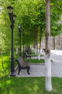 Banklar ve fenerler ile Alley