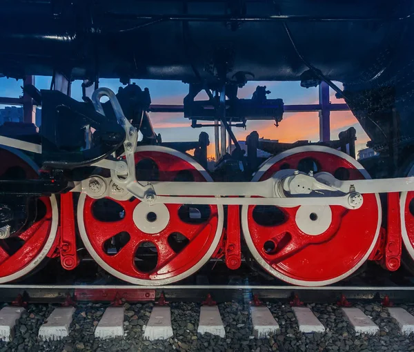 Красные колеса парового двигателя в темноте — стоковое фото