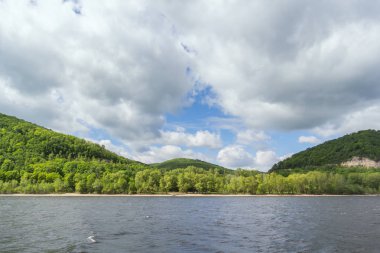 Samara reg Zhiguli dağlarında üç dağ-tepeler