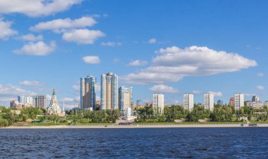 Samara Volga Nehri kıyısında yeni binalar