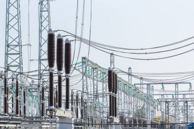 Gökyüzüne karşı elektrik santrali