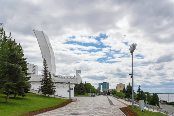 Monumentets torn på vallen vid floden Volga i Samara — Stockfoto