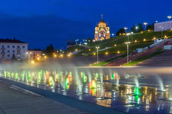 Gloeiende fontein op het Glory Square in Samara 's avonds — Stockfoto