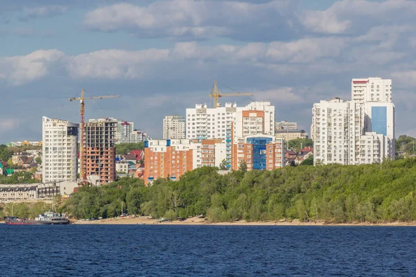 Rumah-rumah yang sedang dibangun di tepi Volga di Samara — Stok Foto