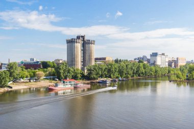 Volga ile birleştiği yere yakın bir köprüsü olan Samara nehri.