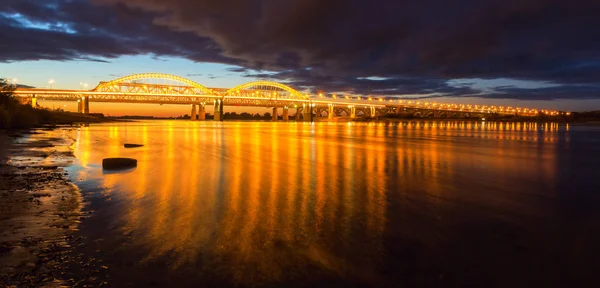 Sunset on the bridge over the Volga in Nizhny Novgorod — Stock Photo, Image