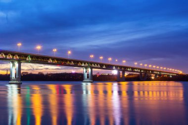 Nizhny Novgorod, Rusya 'daki metro köprüsünün çok renkli ışıklandırması