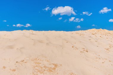 Kum, gökyüzü, yaz sıcağında bulutlar