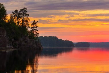 Yazın Vyborg Körfezi 'nde renkli bir akşam, Rusya