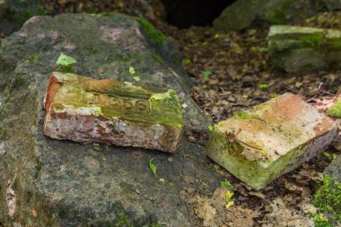Vysotsk şehri, Leningrad bölgesi / Rusya - 19 Haziran 2020: 18. yüzyıldan kalma Rus bir üreticinin baskılı tuğlaları