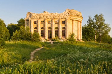 Yazın Leningrad bölgesinde bir dağda sütunları olan tapınak.