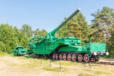 Fort Krasnaya Gorka köyü, Leningrad bölgesi / Rusya - 26 Haziran 2020: Rusya 'da 20. yüzyılın başlarında demiryolu topçu sistemi