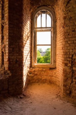 Bahçeye bakan pencere ve Leningrad bölgesindeki Eliseev 'lerin eski malikânesindeki ev.