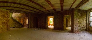 Günışığında harabe bir evde bir oda.