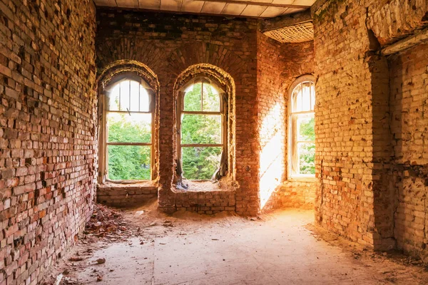 Leningrad bölgesindeki eski bir mülkte aydınlık bir oda.