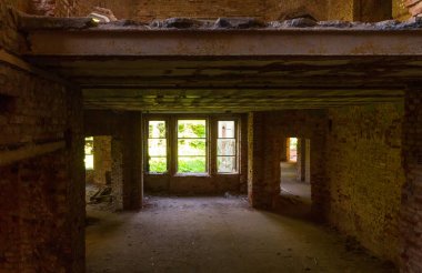 Leningrad bölgesindeki eski bir malikanede birinci ve ikinci katların görüntüsü çakışıyor.