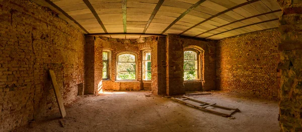 Leningrad Bölgesi 'ndeki Eliseev malikanesinde büyük aydınlatılmış oda.